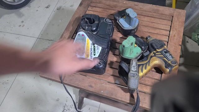 Máy khoan DMR 12V Vàng Đen. Mua bán Đồ chuyên dụng, Giống nuôi trồng tại Quận 7 Tp Hồ Chí Minh được đăng bởi tam hình 1