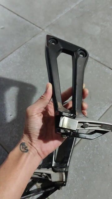 Gác chân sau Exciter 150 Đen Đã qua sử dụng. Mua bán Phụ tùng xe tại Quận Ninh Kiều Cần Thơ được đăng bởi Trúc Linh hình 1