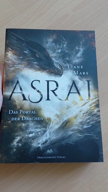 Sehr schönes Buch. Mit einigen Plots,  schöner Story❤️ Und natürlich Drachen🐲