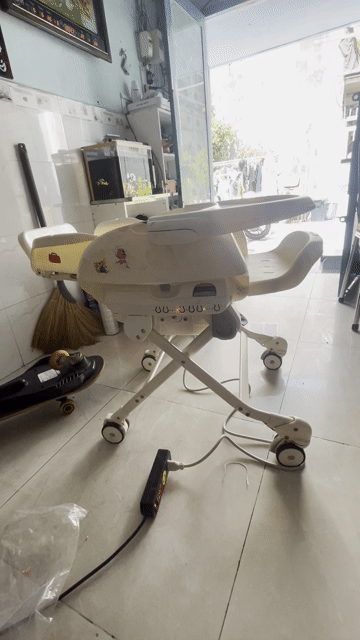 Ghế ăn dặm Combi Trắng kem. Mua bán Mẹ và bé tại Quận 3 Tp Hồ Chí Minh được đăng bởi Thao Tran hình 1