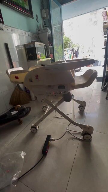 Ghế ăn dặm Combi Trắng kem. Mua bán Mẹ và bé tại Quận 3 Tp Hồ Chí Minh được đăng bởi Thao Tran hình 1