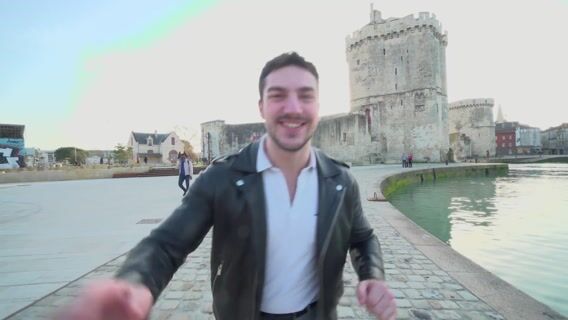 Il assemble les éléments des bateaux