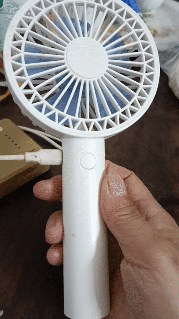 Quạt cầm tay Trắng Nhật. Mua bán Quạt tại Thành phố Thái Nguyên Thái Nguyên được đăng bởi Dinh Mong Dung hình 1