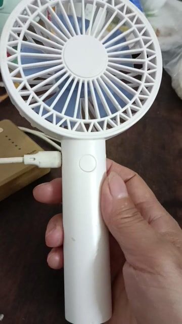 Quạt cầm tay Trắng Nhật. Mua bán Quạt tại Thành phố Thái Nguyên Thái Nguyên được đăng bởi Dinh Mong Dung hình 1