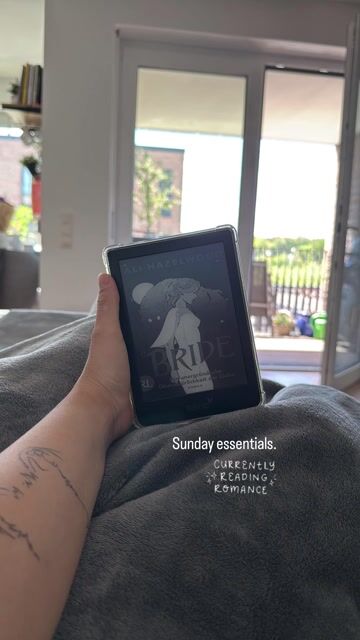 Man kann die Leseerfahrung nicht so richtig in Worte fassen. 😂 
Einerseits ist das Buch nur so dahin geflossen und ich habe es einfach verschlungen. Die beiden Hauptpersonen entwickeln eine ganz eigene Liebesgeschichte. Zwischendurch denkt man sich beim Lesen aber auch immer wieder so „What?!“ 

Ich hab es trotzdem geliebt, wie alles von Ali Hazelwood und werde „Mate“ auch lesen.