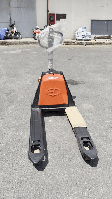 Xe nâng điện 2000kg Lithium 48V Đỏ, Đen. Mua bán Phương tiện khác tại Thành phố Dĩ An Bình Dương được đăng bởi Tấn Phạm hình 1