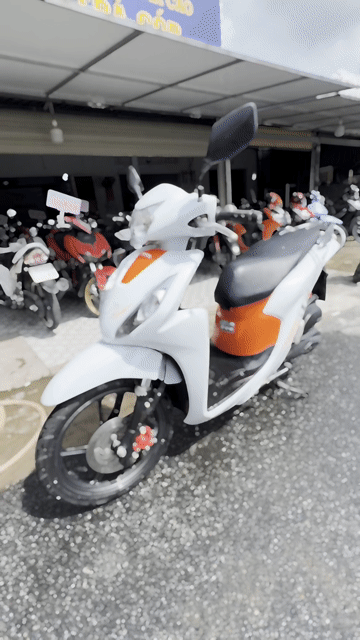 Honda Vision 2023 Trắng cam. Mua bán Xe máy tại Huyện Phong Điền Cần Thơ được đăng bởi Thanh Dang Hoang hình 1