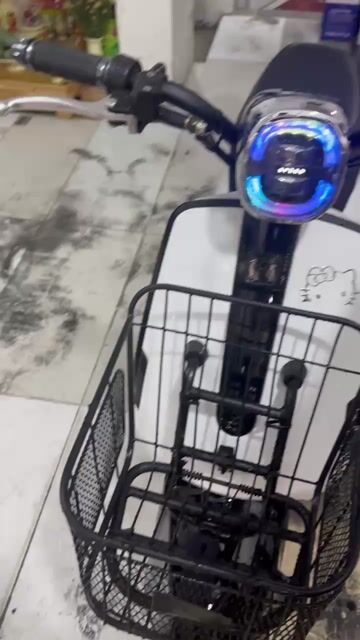 Xe máy điện Milan Trắng đen. Mua bán Xe máy tại Quận Long Biên Hà Nội được đăng bởi Nguyễn Anh Tuấn hình 1