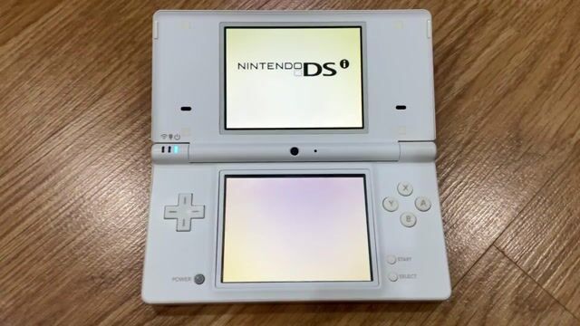 Máy chơi game Nintendo DSi Trắng. Mua bán Thiết bị chơi game tại Thành phố Phúc Yên Vĩnh Phúc được đăng bởi Dương Tiến Anh hình 1