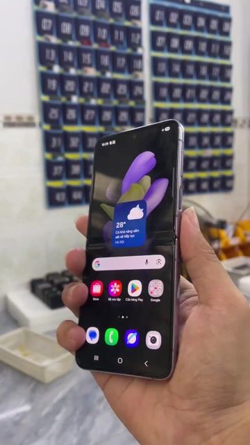 Samsung Galaxy Z Flip4 8/128GB Zin Việt Nam. Mua bán Điện thoại tại Quận 4 Tp Hồ Chí Minh được đăng bởi Quốc Đạt 888 hình 1