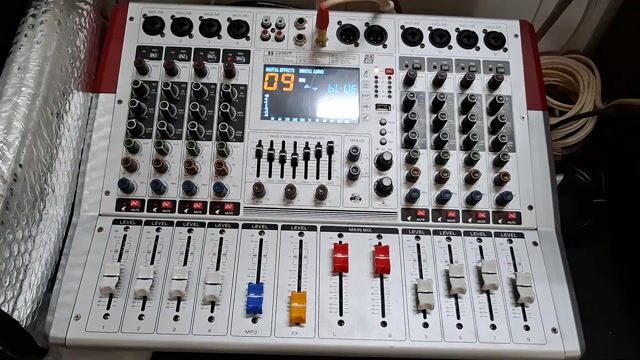 Bàn mixer Trắng, Đỏ Đã qua sử dụng. Mua bán Tivi, Âm thanh tại Quận 8 Tp Hồ Chí Minh được đăng bởi phan văn nghĩa  hình 1