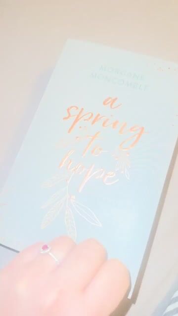 Never ever hätte ich gedacht, dass ich dieses Buch so krass gut finde.
Ich bin einfach so fasziniert wie gut Morgane Moncomble es mal wieder hinbekommen hat Themen in die Geschichte mit einzubauen, die sonst nie angesprochen werden. Ich finde das sooooo wichtig!!! Das dann auch noch so krass gut zu verpacken- Hut ab
Irgendwie fand ich es zwar urkomisch aber doch einfach herzberührend🥹 wie durchdacht das alles war, wie er auf sie gewartet hat und er einfach generell- einfach wandelnde Green flag💞
