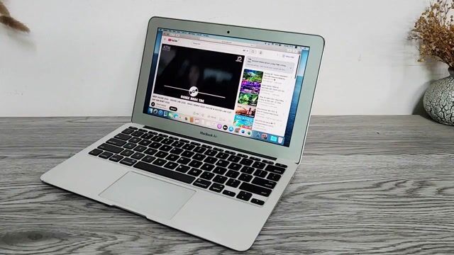Macbook Air 11inch 2015 siêu nhỏ gọn nhẹ. Mua bán Laptop tại Quận Đống Đa Hà Nội được đăng bởi Cửa hàng công nghệ Brostore hình 1