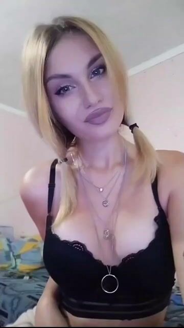 Model - Young Lady twerking