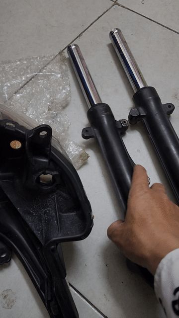 Phuộc trước xe máy Kim loại Đen. Mua bán Phụ tùng xe tại Quận Thanh Xuân Hà Nội được đăng bởi Văn Hải hình 1
