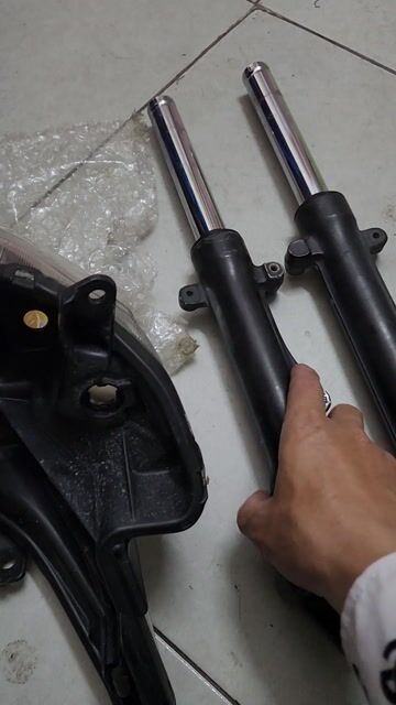 Phuộc trước xe máy Kim loại Đen. Mua bán Phụ tùng xe tại Quận Thanh Xuân Hà Nội được đăng bởi Văn Hải hình 1