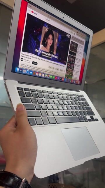 Apple MacBook Air 2017 i5 13 inch 8GB/128GB Bạc. Mua bán Laptop tại Quận Gò Vấp Tp Hồ Chí Minh được đăng bởi Thanh lí cầm đồ hình 1