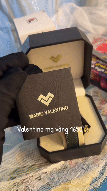 Đồng hồ Mario Valentino Kim loại mạ vàng. Mua bán Đồng hồ tại Thành phố Thuận An Bình Dương được đăng bởi Si 2hand  hình 1
