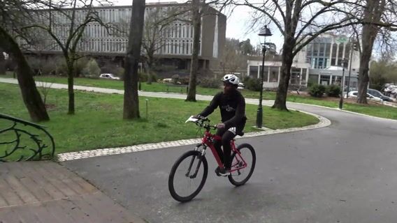 Livraison Infernale : Le Sinistre Secret du Facteur