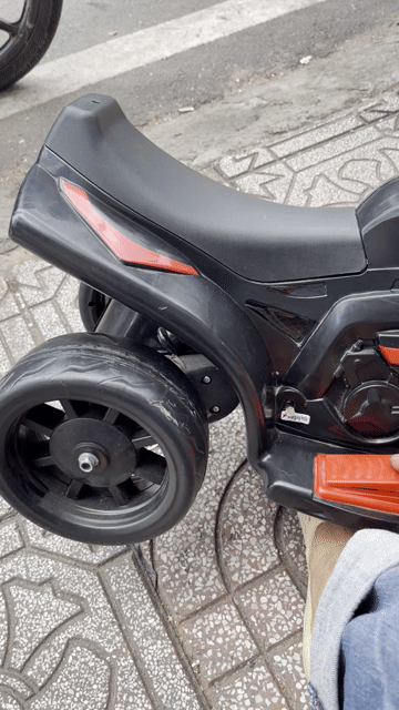 Xe máy điện trẻ em Đỏ Đen. Mua bán Mẹ và bé tại Quận 3 Tp Hồ Chí Minh được đăng bởi Thao Tran hình 1