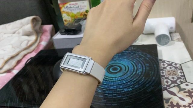 Casio Futurist LA-2100 màu trắng sữa