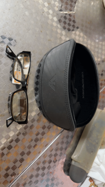 Kính mắt Emporio Armani Đen. Mua bán Phụ kiện thời trang khác tại Thành phố Huế Thừa Thiên Huế được đăng bởi D H L hình 1