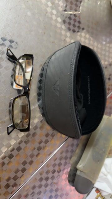 Kính mắt Emporio Armani Đen. Mua bán Phụ kiện thời trang khác tại Thành phố Huế Thừa Thiên Huế được đăng bởi D H L hình 1