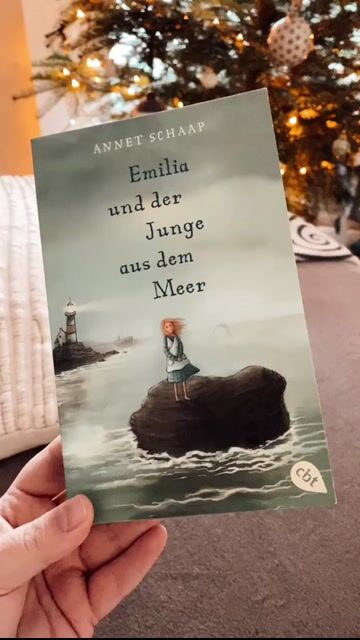 Ein Impulskauf mit wirklich schönem Cover.
Es hat sich leicht von der Hand weg gelesen war allerdings an der einen oder anderen stelle etwas zu seicht. Insgesamt eine schöne niederländische Geschichte, nur das Ende war mir in Teilbereichen zu unaufgeklärt.