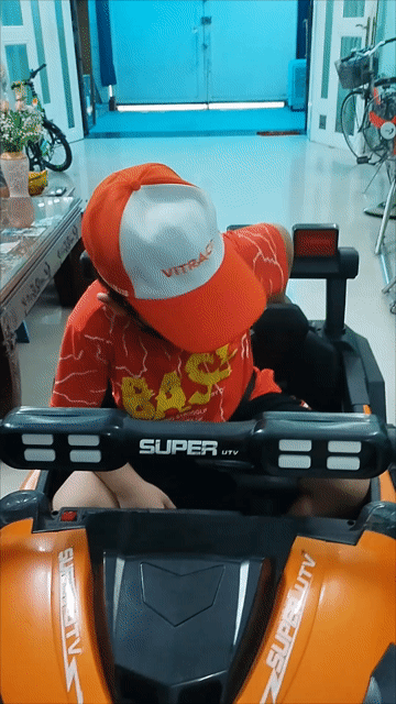 Xe điện trẻ em Super 985 Đen Cam. Mua bán Mẹ và bé tại Quận 8 Tp Hồ Chí Minh được đăng bởi Minh Minh hình 1