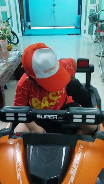 Xe điện trẻ em Super 985 Đen Cam. Mua bán Mẹ và bé tại Quận 8 Tp Hồ Chí Minh được đăng bởi Minh Minh hình 1