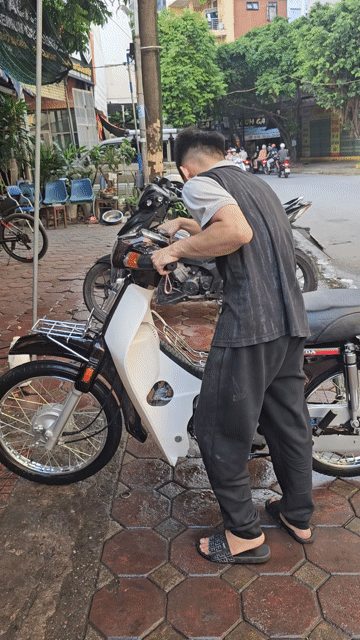 Honda Dream 50cc 2025 Nâu trắng 2000km. Mua bán Xe máy tại Quận Hà Đông Hà Nội được đăng bởi Bùi Mạnh Cường hình 1