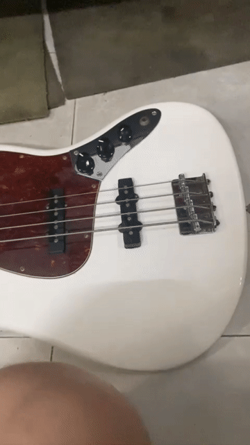 Đàn guitar bass Fender Stratocaster Trắng. Mua bán Nhạc cụ tại Thành phố Thủ Đức Tp Hồ Chí Minh được đăng bởi phuoc loc hình 1