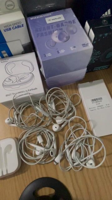 🎧 TAI NGHE LIGHTNING CŨ CHÍNH HÃNG 100% (Hàng Đức. Mua bán Tivi, Âm thanh tại Thành phố Thủ Dầu Một Bình Dương được đăng bởi S H O P hình 1