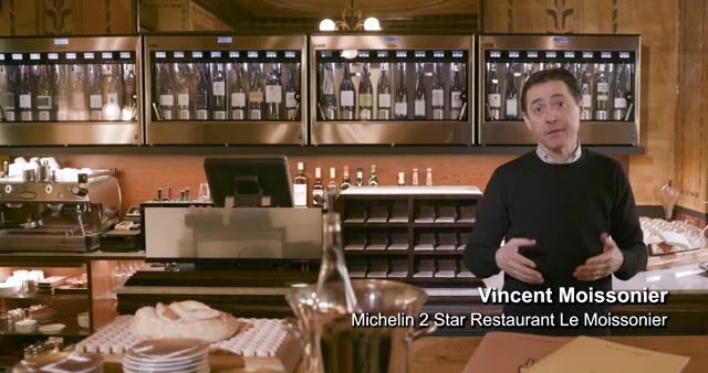 Wein braucht mehr als einen Korkenzieher und Glas Wein braucht mehr als einen Korkenzieher und Glas