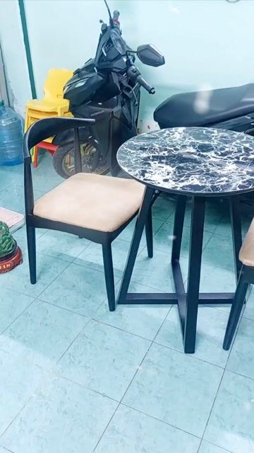 Bộ 1 bàn ghế Gỗ nệm Đen be 75x60 cm cũ. Mua bán Bàn ghế tại Quận Tân Phú Tp Hồ Chí Minh được đăng bởi LÊ THƯ hình 1