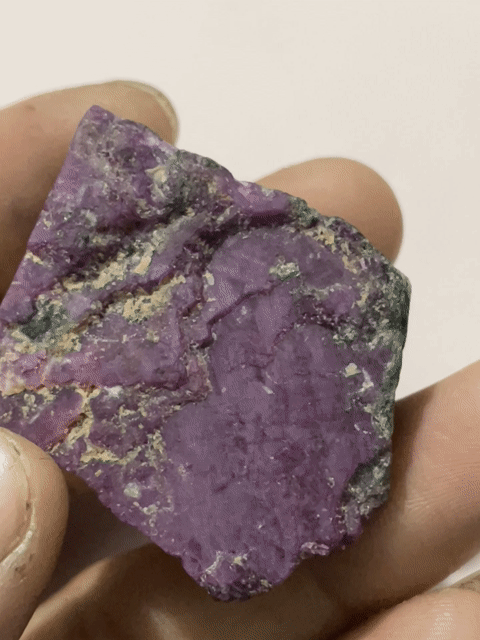 Đá Ruby thô Đỏ tím Tự nhiên. Mua bán Đồ sưu tầm, đồ cổ tại Thành phố Thuận An Bình Dương được đăng bởi Tùng nguyễn hình 1