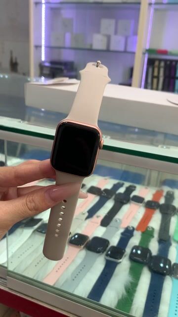 Apple Watch Series 4 40mm Hồng Like new dep keng. Mua bán Thiết bị đeo thông minh tại Quận Phú Nhuận Tp Hồ Chí Minh được đăng bởi pé phuong hình 1