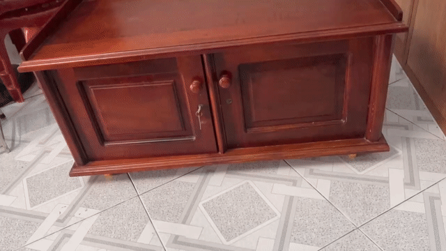 Tủ gỗ Nâu có bánh xe. Mua bán Tủ, kệ gia đình tại Huyện Cần Giuộc Long An được đăng bởi Nguyễn Ngọc Yến Vy hình 1