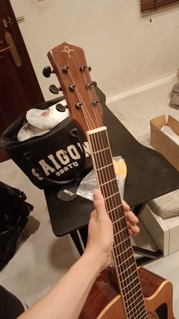 Đàn guitar gỗ thông. Mua bán Nhạc cụ tại Quận Gò Vấp Tp Hồ Chí Minh được đăng bởi NGUYỄN TRỌNG THẮNG hình 1