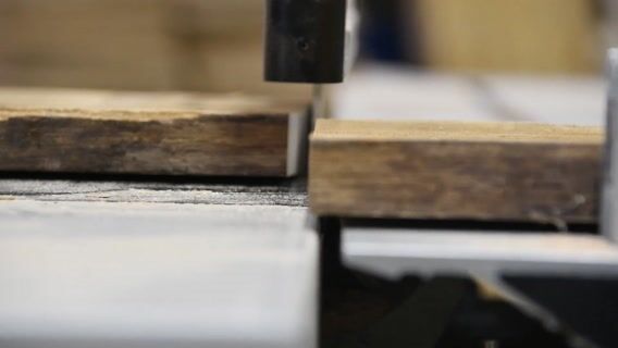 Les mains dans les copeaux