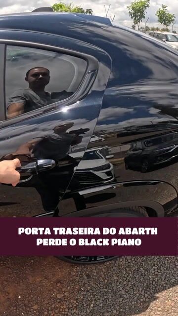 Porta traseira do Abarth perde o black piano