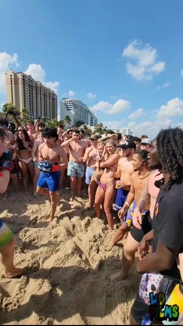 Beach boxing crowd