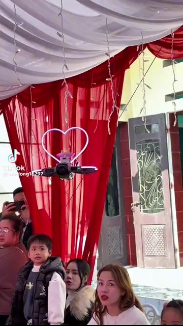 Dịch vụ trao nhẫn cưới bằng flycam ạ. Dịch vụ tại Quận Cẩm Lệ Đà Nẵng được đăng bởi trân trang hình 1