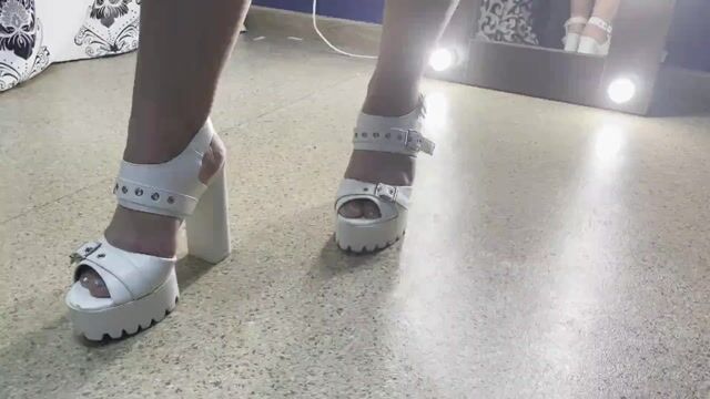 Model - Eva Elfie shaved