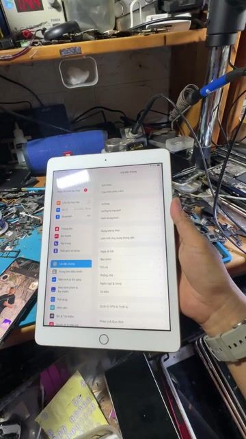 Apple iPad Gen 5 32GB Vàng. Mua bán Máy tính bảng tại Thành phố Thủ Dầu Một Bình Dương được đăng bởi LUZY 249 hình 1