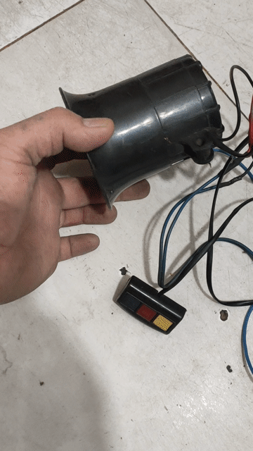 Còi xe Đen 30W 12V 3 tiếng. Mua bán Phụ tùng xe tại Quận Bình Thạnh Tp Hồ Chí Minh được đăng bởi VỦ hình 1