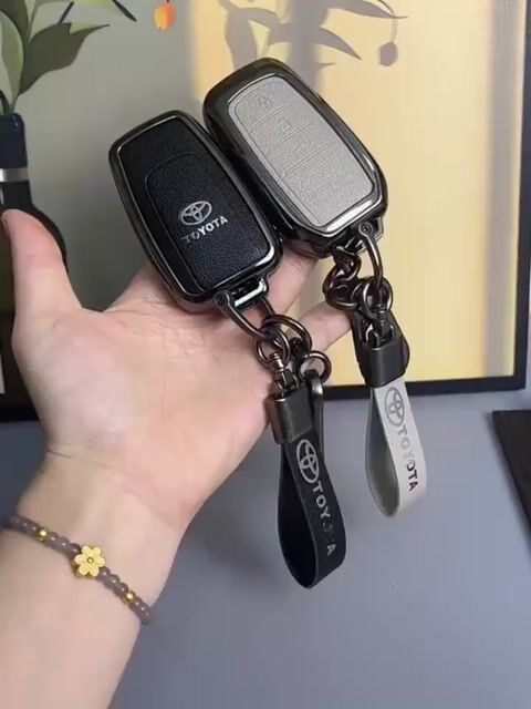 Ốp chìa khóa thời trang Toyota Camry Henland rav4. Mua bán Phụ kiện thời trang khác tại Thành phố Dĩ An Bình Dương được đăng bởi hàng mới thanh lý 1 nữa giá hình 1