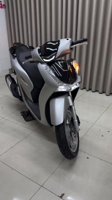 Honda SH 125i ABS 2024 Bạc 3000 km. Mua bán Xe máy tại Quận Thanh Khê Đà Nẵng được đăng bởi THẾ MẪN CHUYÊN XE LƯỚT CÓ BÁN TRẢ GÓP  hình 1