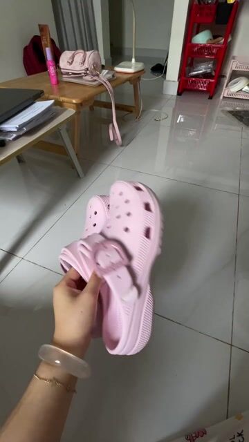 Dép Crocs Buckle baby pink quai kim loại. Mua bán Giày dép tại Quận 4 Tp Hồ Chí Minh được đăng bởi Bùi Tuệ Trân hình 1