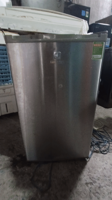 Tủ lạnh Electrolux EUM0900SA Bạc 92L. Mua bán Tủ lạnh tại Huyện Bình Chánh Tp Hồ Chí Minh được đăng bởi Khoa Trương hình 1
